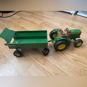 John Deere 1:16 Tractor with Wagon Set